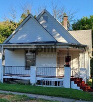 852 W Waggoner St in Decatur, IL - Building Photo