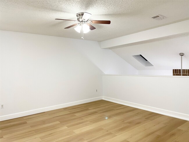 13716 Hollowgreen Dr