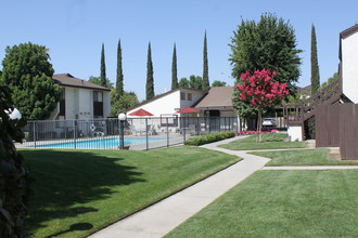 Cedarwood Apartments in Bakersfield, CA - Building Photo - Building Photo