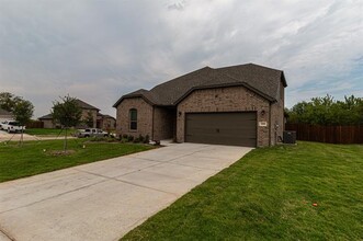 1000 Maple Wy in Crowley, TX - Building Photo - Building Photo