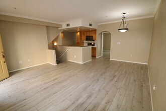 5210 Premiere Hls Dr in Los Angeles, CA - Building Photo - Building Photo