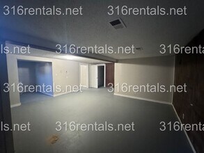 1201 Hoch in Moundridge, KS - Foto de edificio - Building Photo