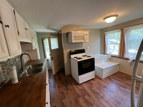 926 E. Washington St, Unit 926 Upper in Appleton, WI - Building Photo - Building Photo