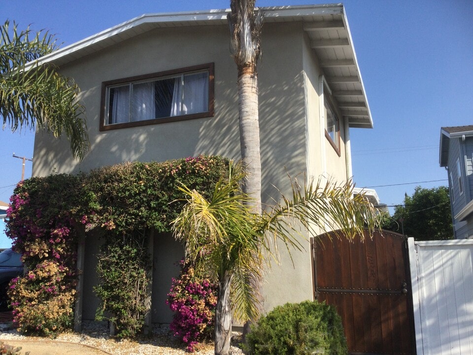 1211 Tennyson St, Unit Manhattan in Manhattan Beach, CA - Foto de edificio