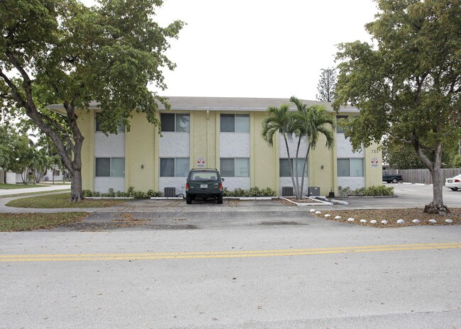 724 NE 4th St in Hallandale Beach, FL - Building Photo - Building Photo