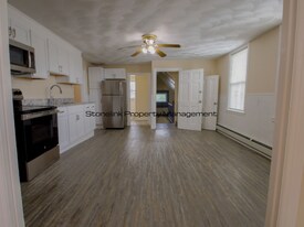 125 Broad St in Cumberland, RI - Building Photo