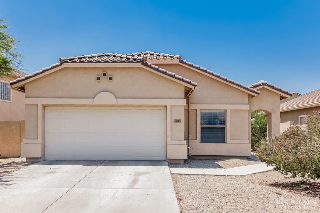 9015 W Gibson Ln in Tolleson, AZ - Building Photo