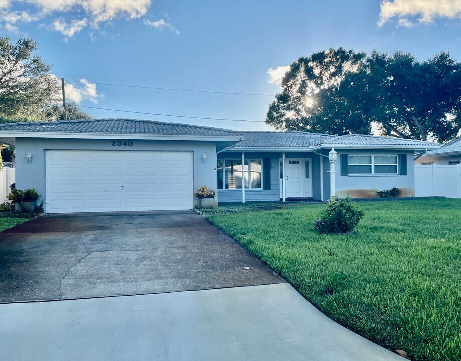 2340 Surrey Ln in Clearwater, FL - Building Photo