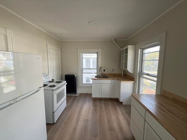 16 Parkview Ave, Unit 2 in Bangor, ME - Building Photo - Building Photo