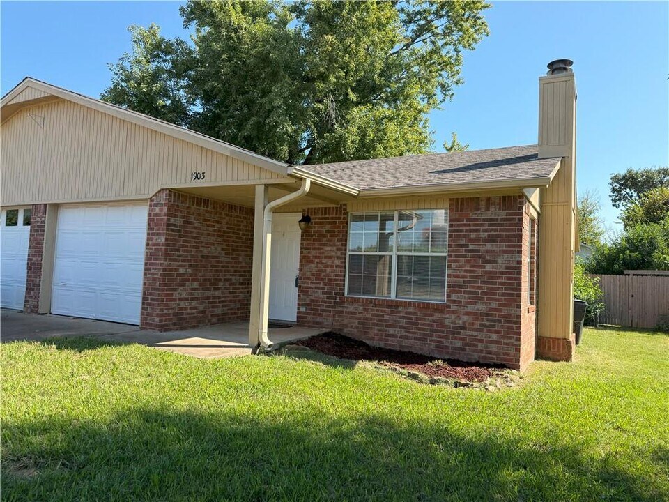 1903 S 18th St in Rogers, AR - Building Photo