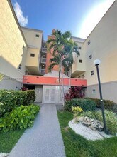 8235 Lake Dr in Doral, FL - Building Photo - Building Photo