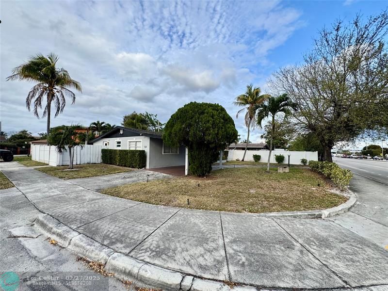 221 NE 24th St in Pompano Beach, FL - Building Photo