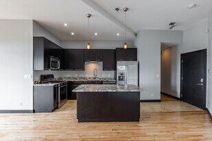 2319 N Damen Ave, Unit 306 in Chicago, IL - Building Photo