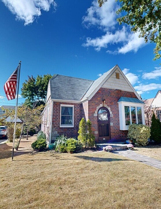 529 Concord Ave in Williston Park, NY - Building Photo