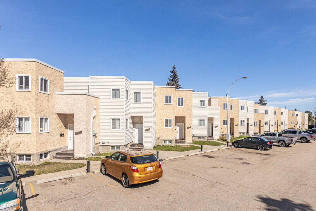 Pepperwood Village in Edmonton, AB - Building Photo