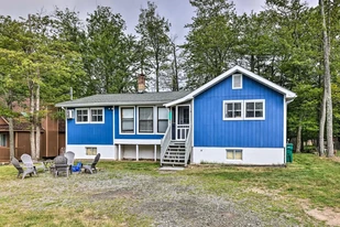 542 Country Place Dr in Tobyhanna, PA - Building Photo