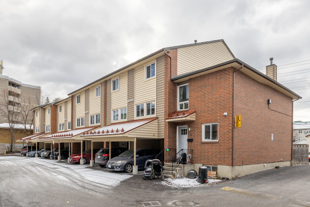 73 Lilas Pvt in Ottawa, ON - Building Photo