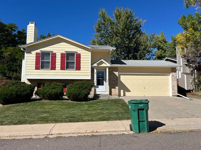 8555 S Estes St in Littleton, CO - Building Photo