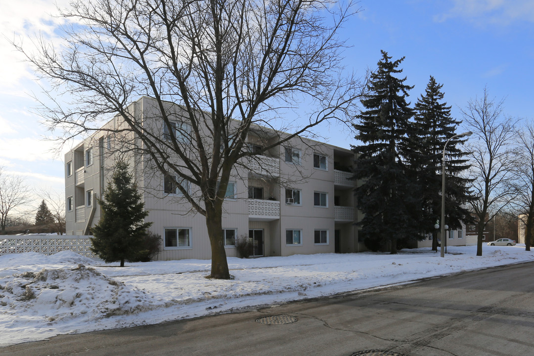 Stanley Park Apartments in Kitchener, ON - Building Photo