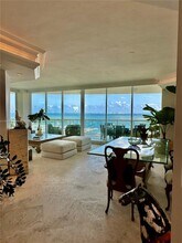 2645 S Bayshore Dr, Unit 1403 in Miami, FL - Foto de edificio - Building Photo
