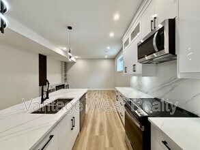 1667 Highland Dr N in Kelowna, BC - Building Photo - Building Photo