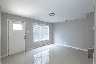 1001 Castle Heights Dr in Laredo, TX - Building Photo - Building Photo