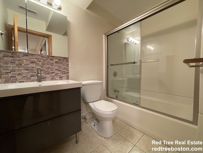 1803 Beacon St, Unit 1 in Brookline, MA - Building Photo - Building Photo