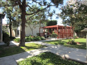 Hoyt Circle Apartments in Huntington Beach, CA - Building Photo - Building Photo