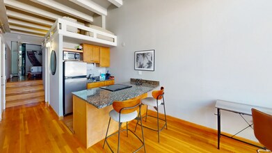 12 Stoneholm St, Unit 511 in Boston, MA - Foto de edificio - Building Photo