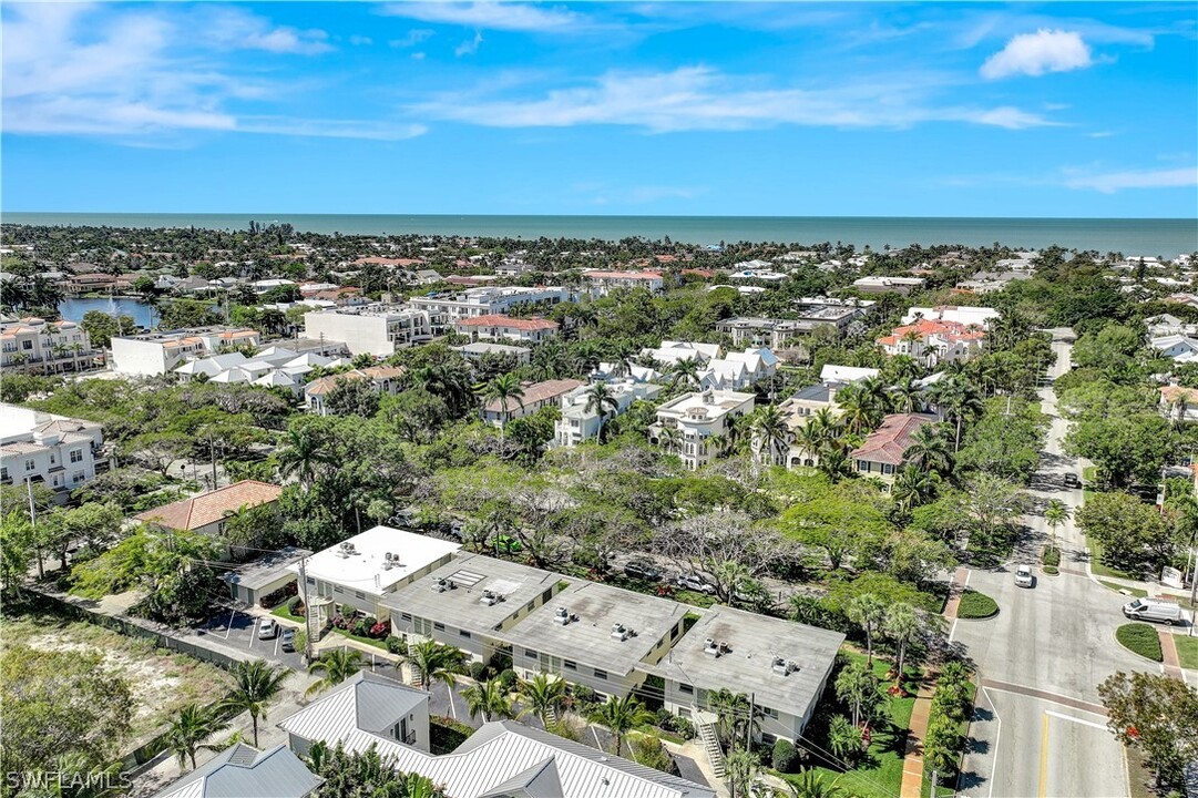 325 6th St S in Naples, FL - Building Photo