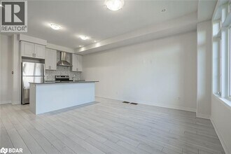 31 Bluebird Ln in Barrie, ON - Building Photo - Building Photo