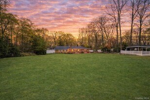 38 Arista Dr in Dix Hills, NY - Building Photo