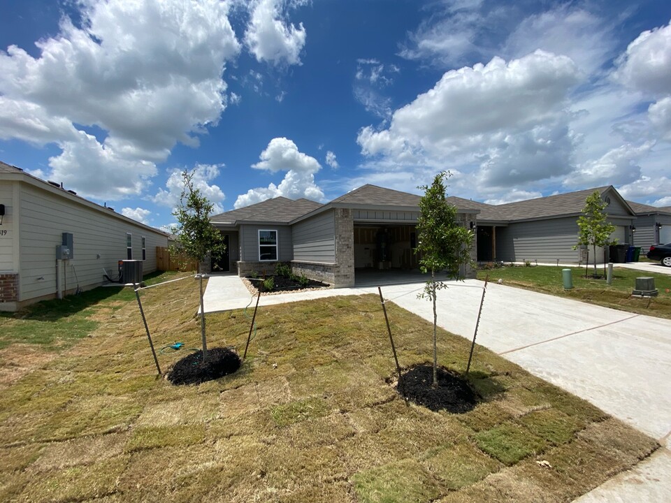 10415 Welder Oak in San Antonio, TX - Building Photo