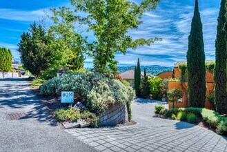 8014 Avalon Pl in Mercer Island, WA - Building Photo - Building Photo