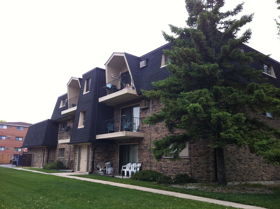 10500 Parkside Ave in Chicago Ridge, IL - Building Photo