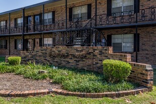 The Summereast in Memphis, TN - Building Photo