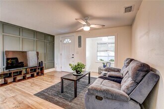 303 E 130th Ave in Tampa, FL - Building Photo - Building Photo