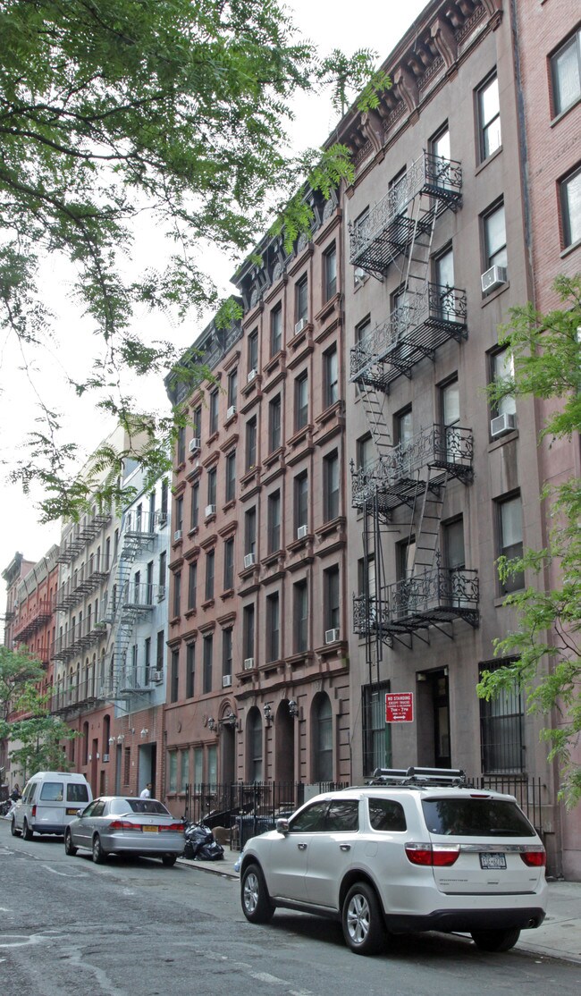 530-532 W 50th St in New York, NY - Foto de edificio - Building Photo