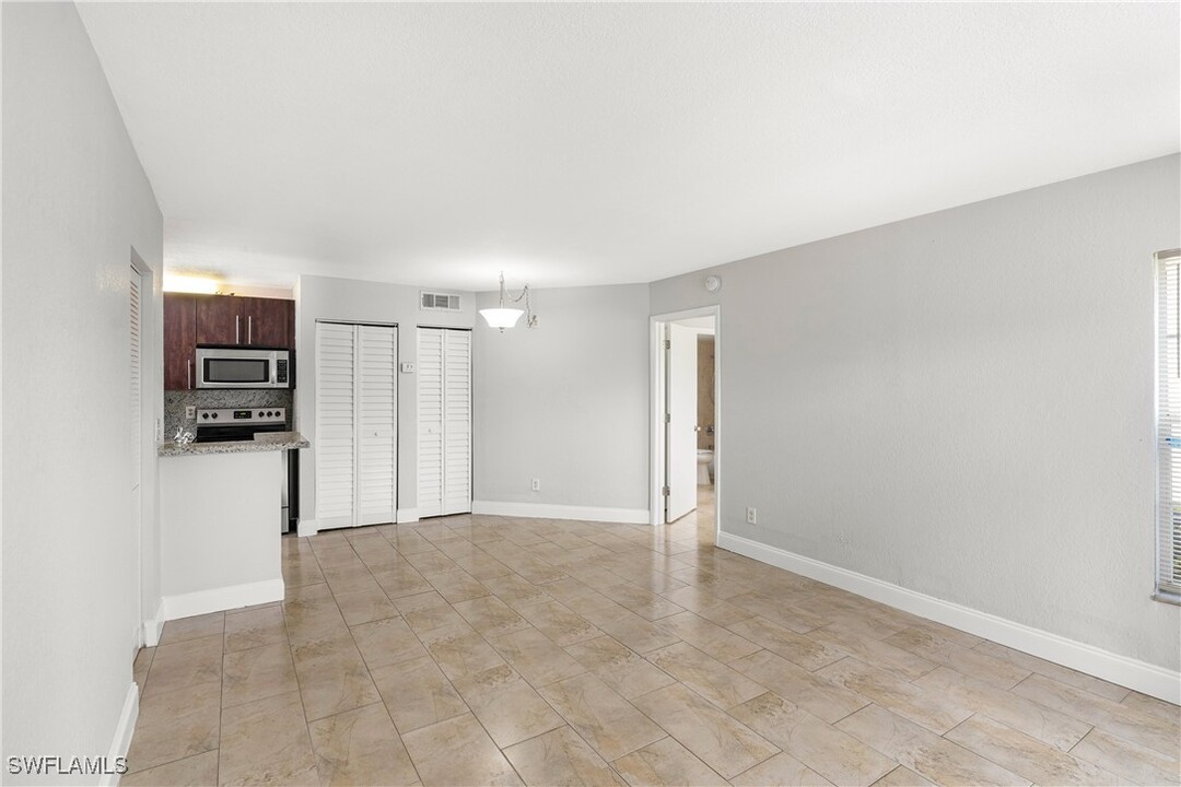 194 Santa Clara Dr in Naples, FL - Building Photo