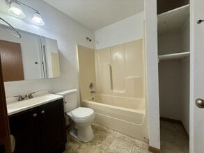 81 Hillside Ln in Belleville, IL - Foto de edificio - Building Photo