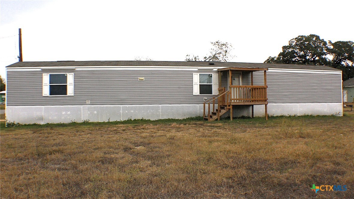 306 Concrete St in Yoakum, TX - Building Photo