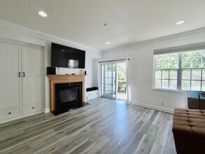 49 Mallard Pl in Secaucus, NJ - Building Photo - Building Photo