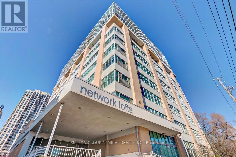 2 Fieldway Rd in Toronto, ON - Building Photo