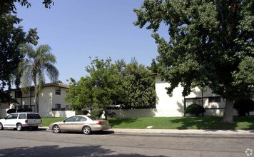 4830 Canoga St in Montclair, CA - Foto de edificio - Building Photo