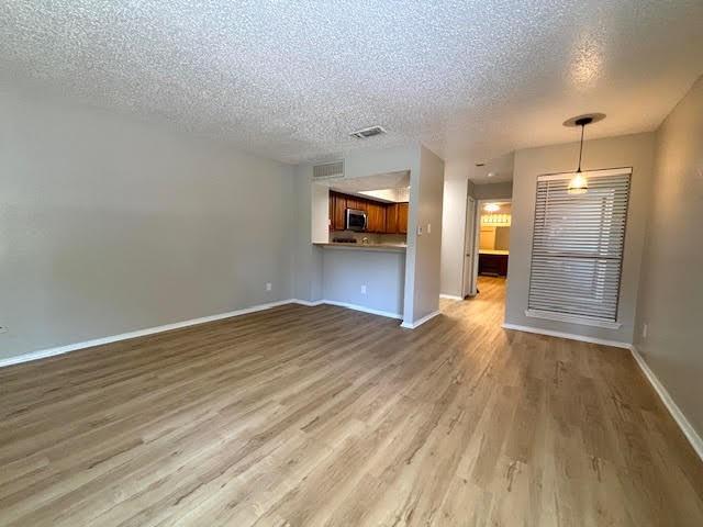 9833 Walnut St in Dallas, TX - Foto de edificio - Building Photo