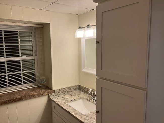 65 Sweet Meadow Dr, Unit APT 1 in Cranston, RI - Building Photo - Building Photo