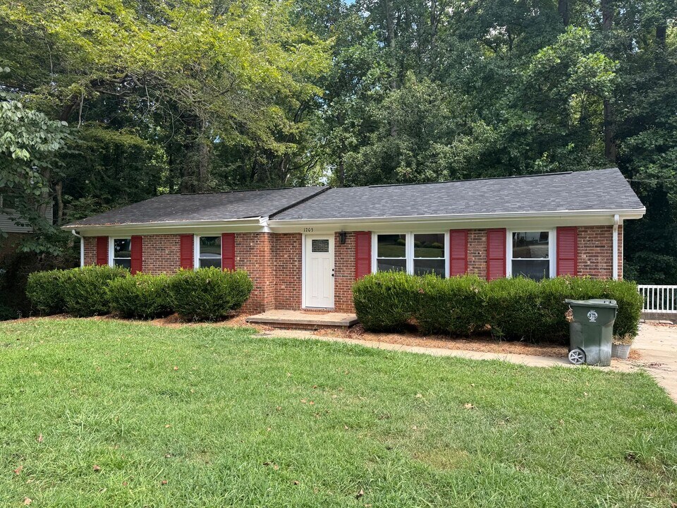 1203 Northwoods Dr in Kings Mountain, NC - Building Photo