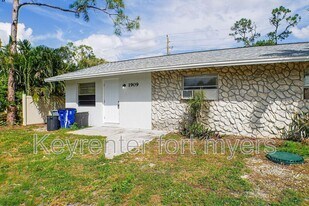 19091 Holly Rd in Ft. Myers, FL - Building Photo