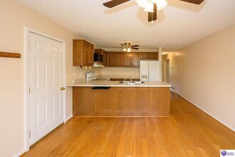 806 Edgebrook Dr in Vine Grove, KY - Building Photo - Building Photo