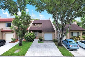 10003 Costa Del Sol Blvd in Doral, FL - Foto de edificio - Building Photo